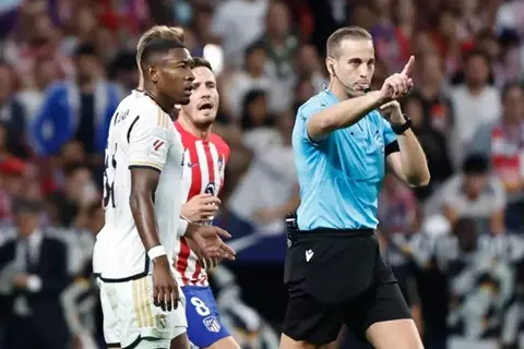  أدار مباراة الأهلي وبيراميدز منذ 28 يومًا.. خافيير روخاس حكمًا لديربي مدريد